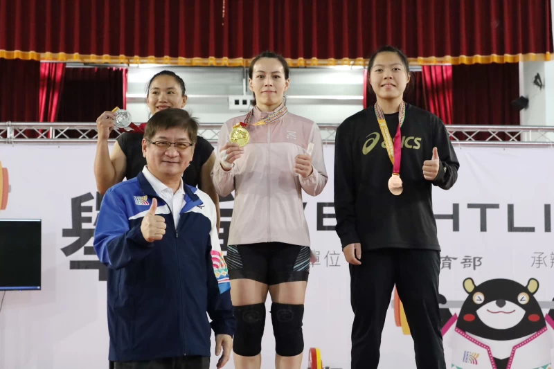 舉重女神郭婞淳(中)參加公開女子組59公斤量級摘金。高雄運發局提供