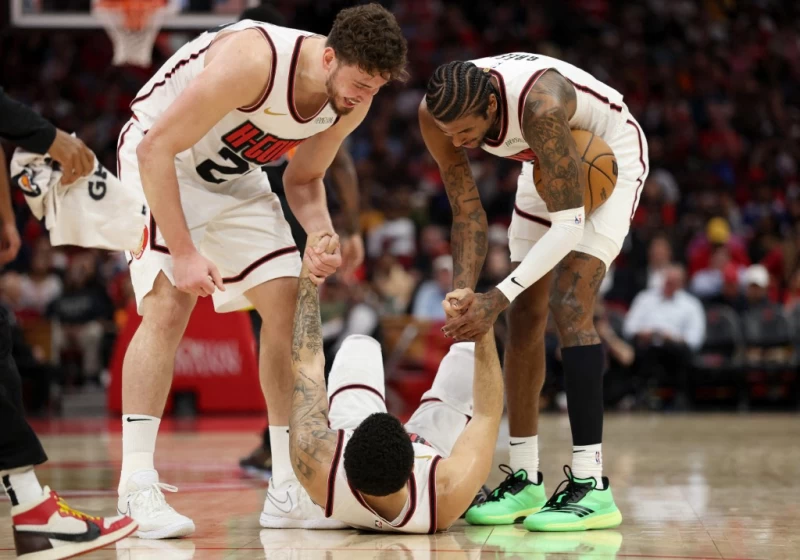 火箭主控范弗利特（Fred VanVleet，中）上演飆分秀打敗熱火。法新社