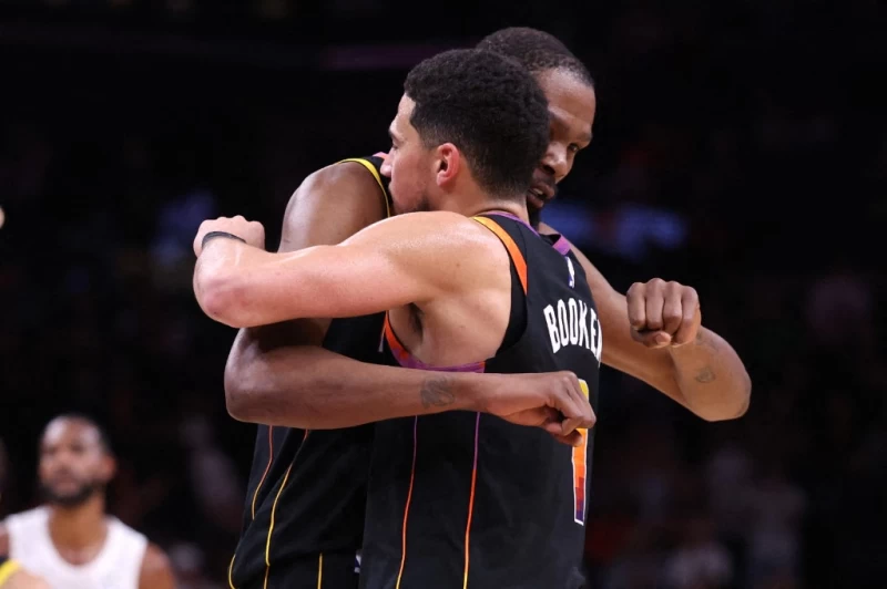 杜蘭特(Kevin Durant,左)以近6成的命中率轟下42分、8助攻和6籃板。法新社