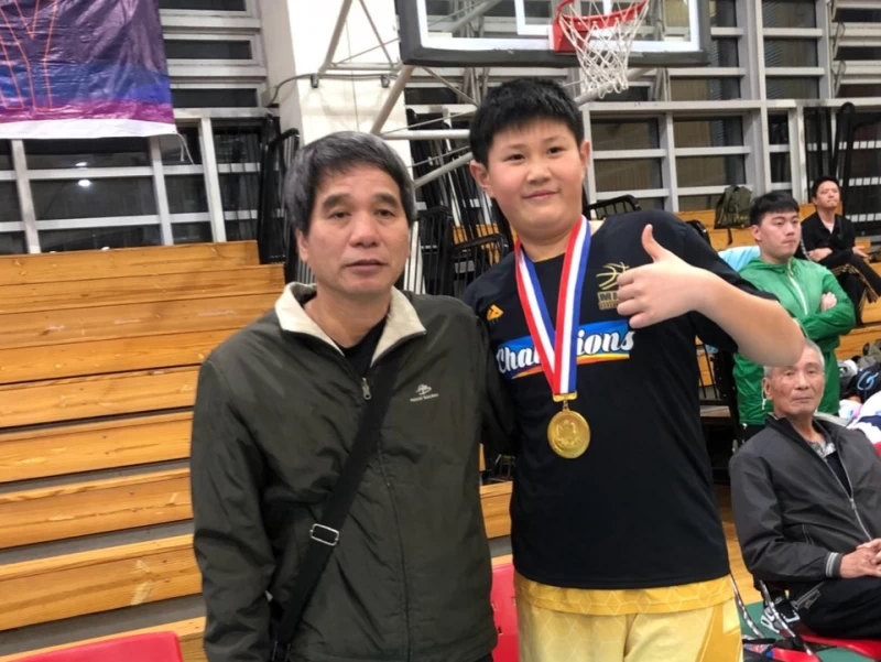 網溪教練倪子平(左)與中鋒陳奕維。大會提供