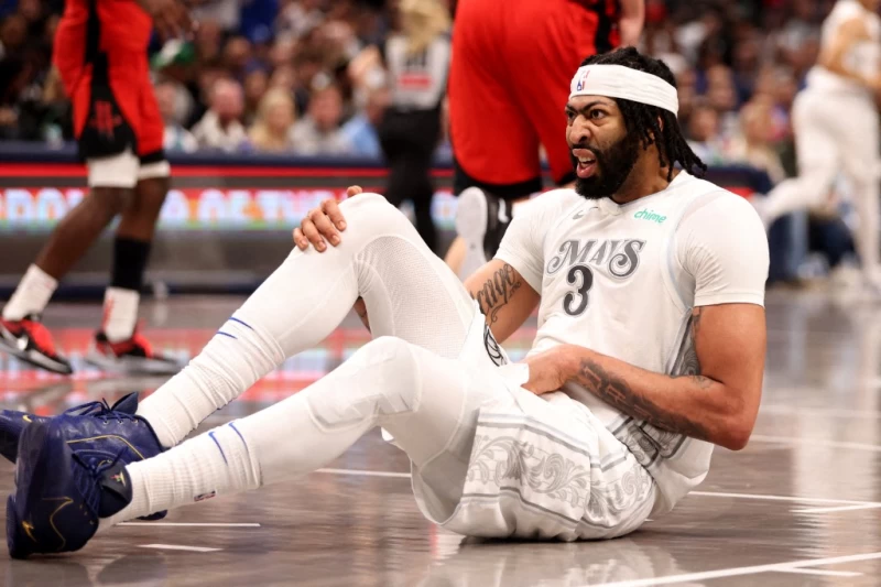 「一眉哥」戴維斯（Anthony Davis）在季中交易被送去獨行俠，殊不知缺只打一場就受傷。法新社