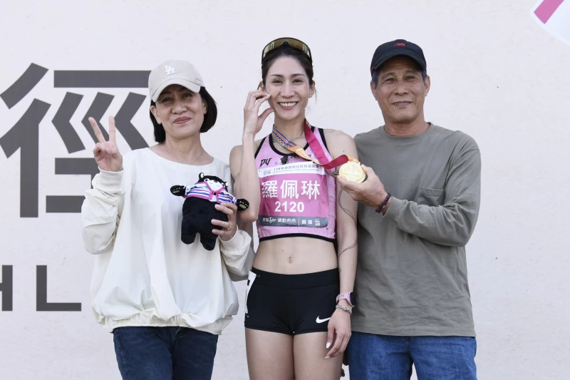 跨欄女神羅佩琳摘金後開心與父母親合照。查爾斯運動行銷提供