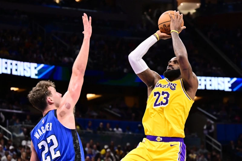 詹姆斯(LeBron James)得到了24分和8次助攻,但也救不了湖人。法新社