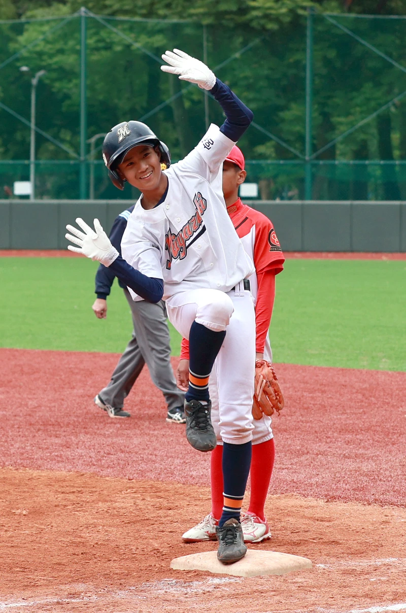 宮崎棒球明星球員上壘後都擺出大谷翔平的招牌動作。大會提供 
