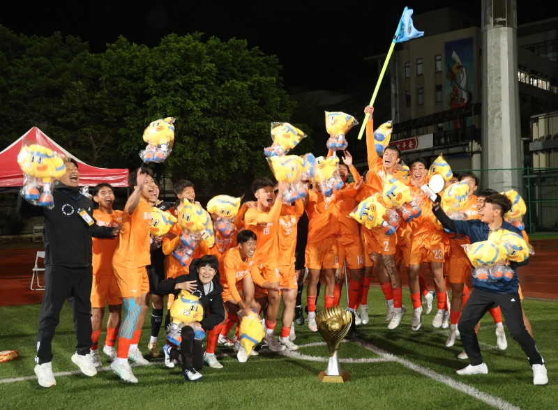惠文拔角旗慶祝四連霸。高中體總提供