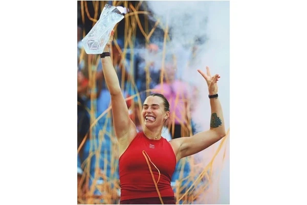 現任世界球后莎芭蓮卡（Aryna Sabalenka）首次奪得邁阿密公開賽冠軍。摘自莎芭蓮卡推特