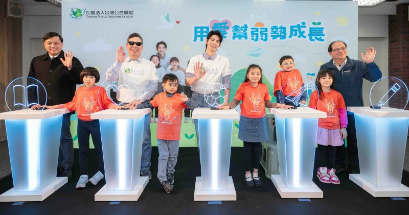 台灣公益聯盟與年度代言人林柏宏(中)推動偏鄉兒童五育培力中央足球象徵體育。台灣公益聯盟提供