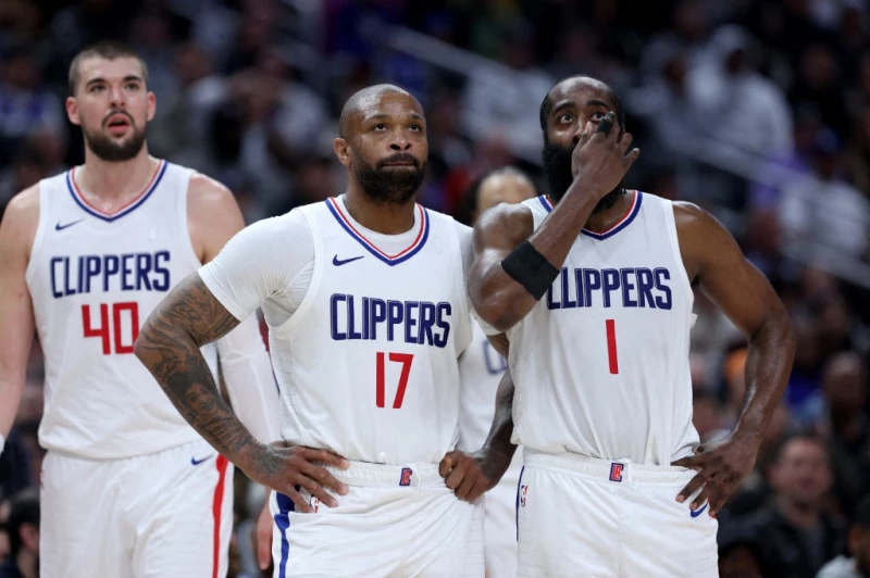 39歲老將塔克（P.J. Tucker，中）與尼克簽約。法新社