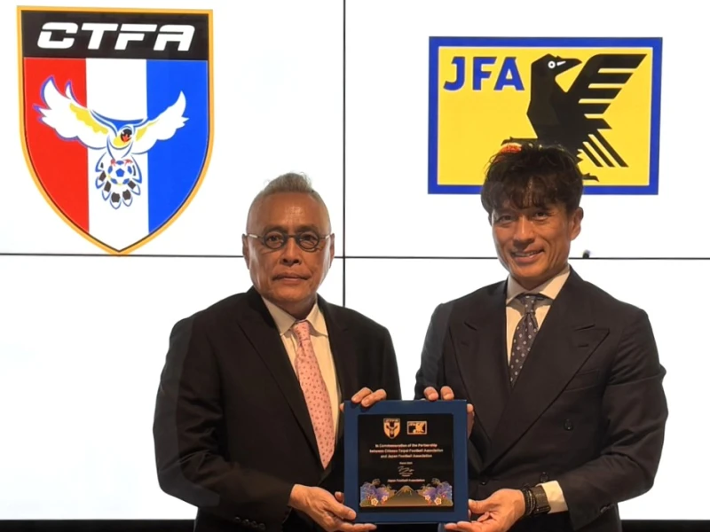 中華足協王麟祥理事長(左)、JFA日本足協宮本恆靖理事長完成簽署合作備忘錄。中華足協提供