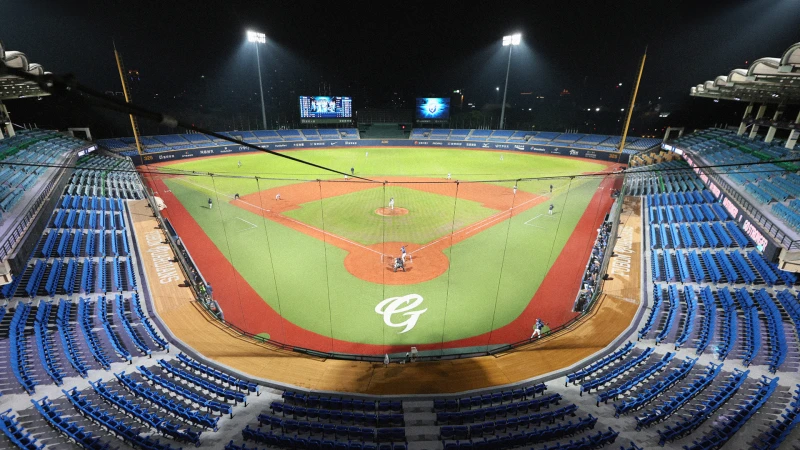 台灣職棒球隊富邦悍將（Fubon Guardians）的主場新莊棒球場界外區，將正式採用美津濃的棒球專用人工草皮「MS CRAFT BASEBALL TURF-V」。官方提供