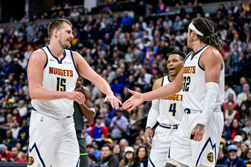 約基奇(Nikola Jokic，左)以61分的驚人表現，創下NBA歷史上最高得分的大三元紀錄。法新社