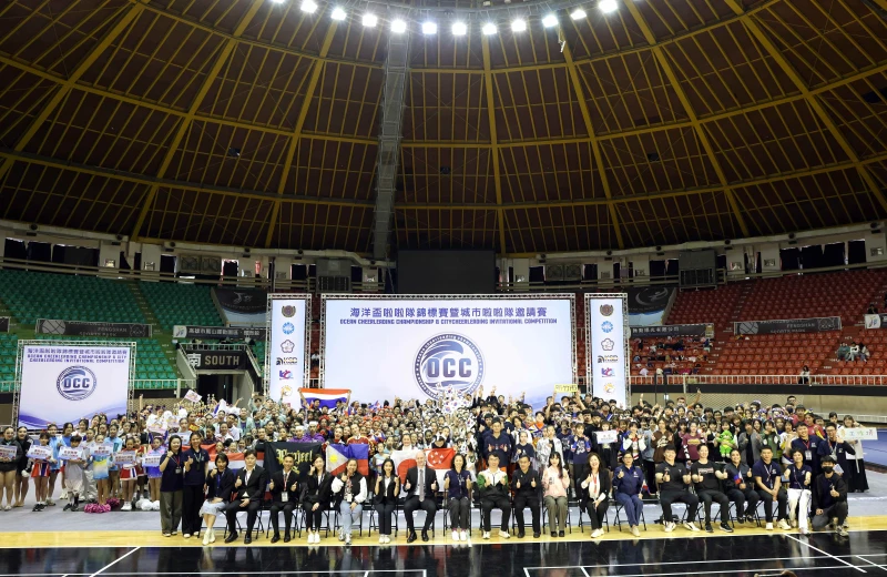 第八屆海洋盃啦啦隊錦標賽城市啦啦隊邀請賽開幕典禮大合照。中華民國啦啦隊總會提供