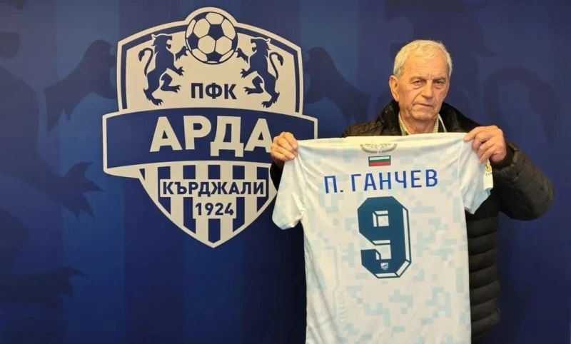 保加利亞前球星甘切夫（Petko Ganchev）被請問俱樂部亮亮相。摘自推特
