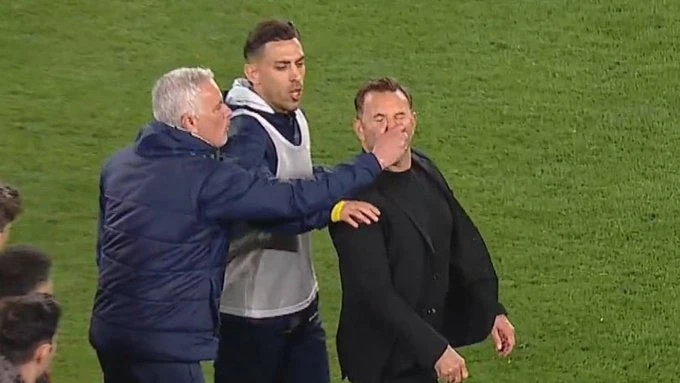 「狂人教頭」穆里尼奧(Jose Mourinho，左)抓了一把對手教練鼻子。摘自推特