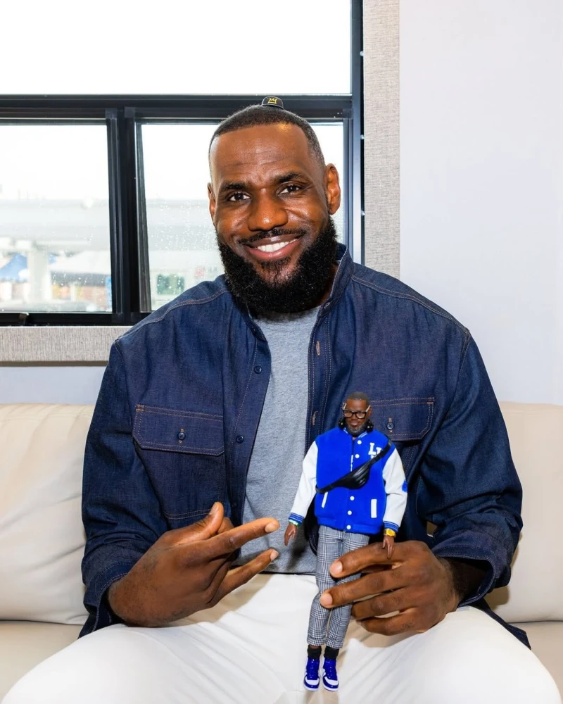 詹姆斯（LeBron James）成首位被製作成「肯尼娃娃」（Ken doll）的職業男性運動員。摘自推特