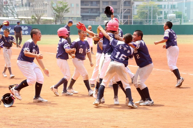 台中自由國小終場以8比7逆轉勝挺進國小硬式聯賽16強。大會提供