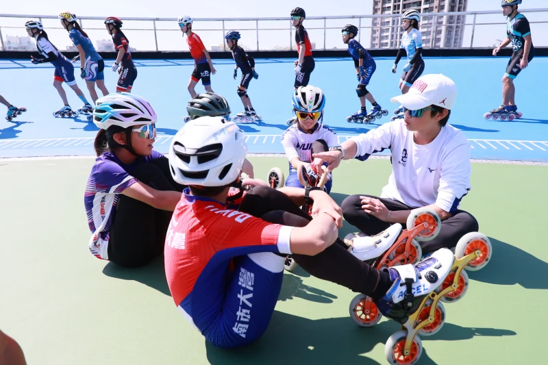 滑輪溜冰天后楊合貞(右)指導大灣高中滑輪溜冰選手。臺南市體育局提供