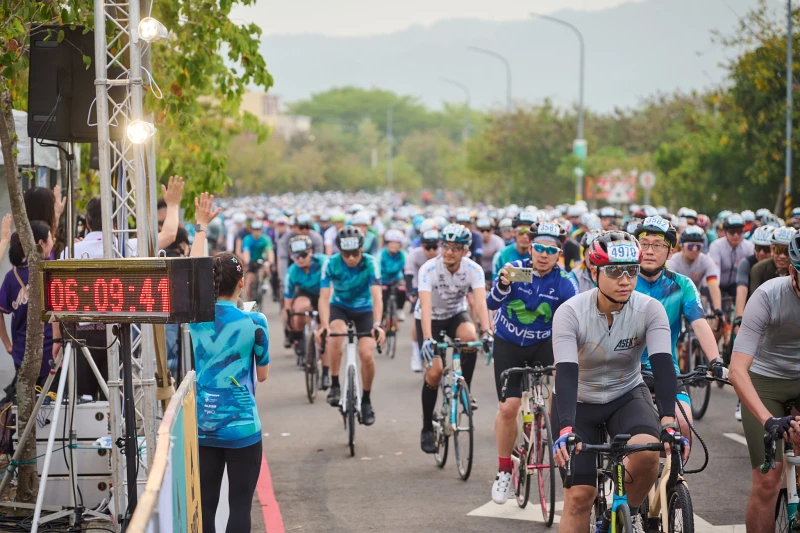 2025彰化經典百K正式出發車友熱情湧上賽道迎接一場112公里的騎行挑戰。美利達提供