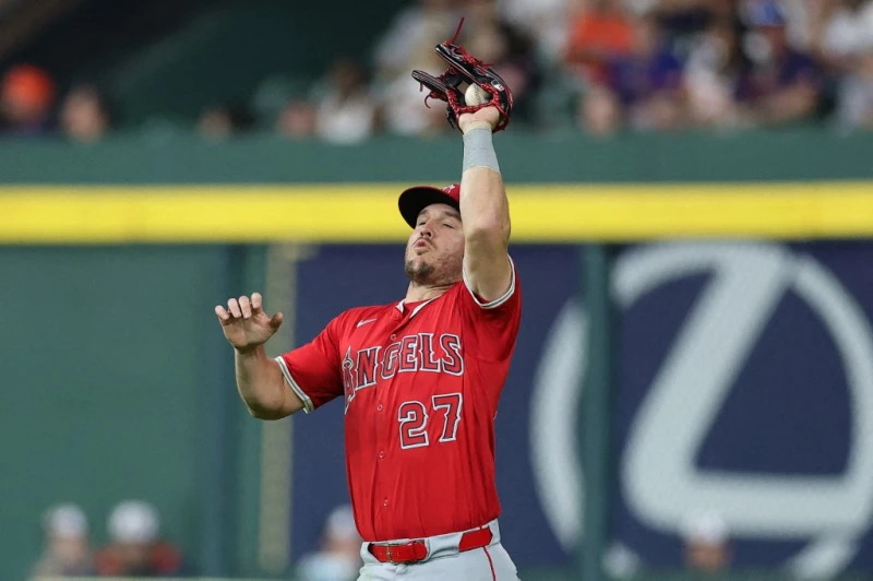 洛杉磯天使右外野手楚奧特（Mike Trout）展現不同的處理方式。法新社