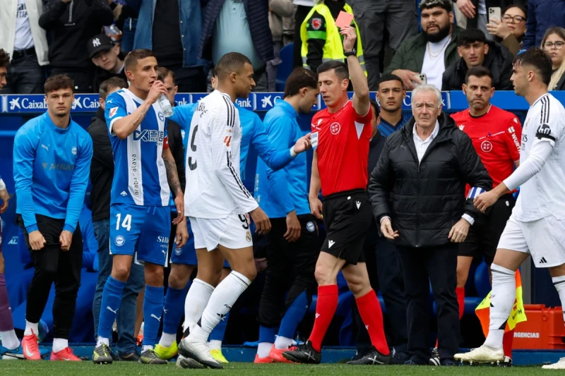 姆巴佩(Kylian Mbappe)今領到加盟皇家馬德里後的首張紅牌。法新社