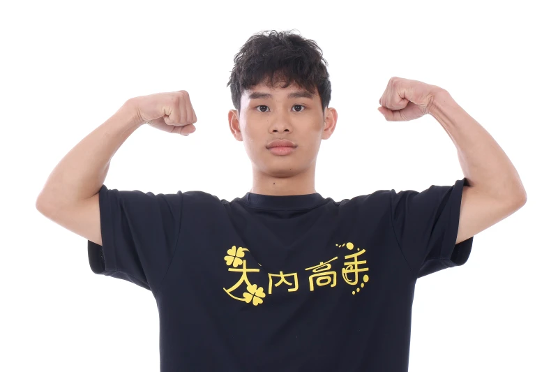 大內高手何偉竣的招牌動作展現精壯體格。臺南市體育局提供