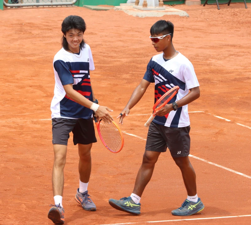 新莊高中莊學濂(左)、周曉風(右)在第二點雙打險勝對手，幫助學校贏得全中運高男團史上的第六金。四維體育推廣教育基金會提供