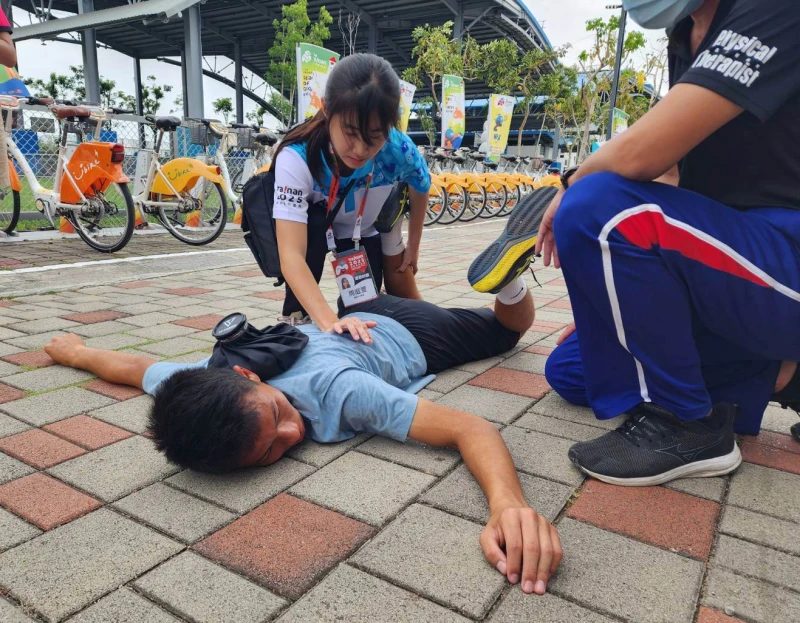 陳宏軒因打到全身抽筋，久久無法恢復，領獎時在頒獎台前十公尺處倒地，無法動彈。四維體育推廣教育基金會提供