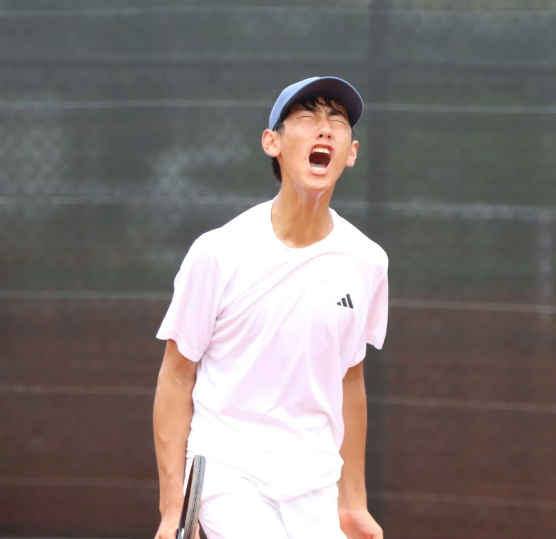 黃韋博在國男單決賽逆轉勝，興奮的仰天狂吼。四維體育推廣教育基金會提供