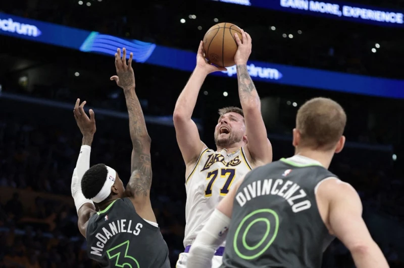 雖然唐西奇（Luka Doncic，中）全場灌進37分，但湖人還是吞敗。法新社
