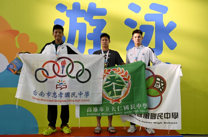 李瀚(中)不向命運低頭奪下第二金。大會提供