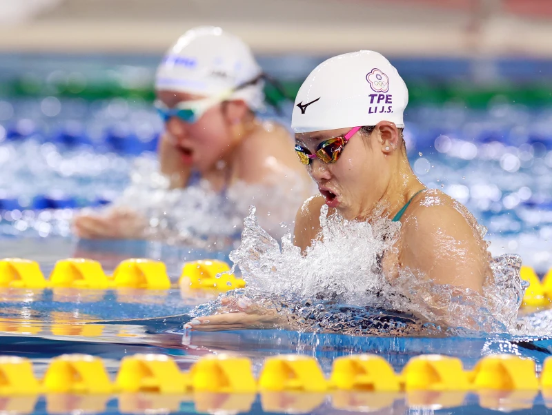 高雄市高師大附中李佳勳游泳高女組完成5連霸過程中也曾面臨低潮。大會提供