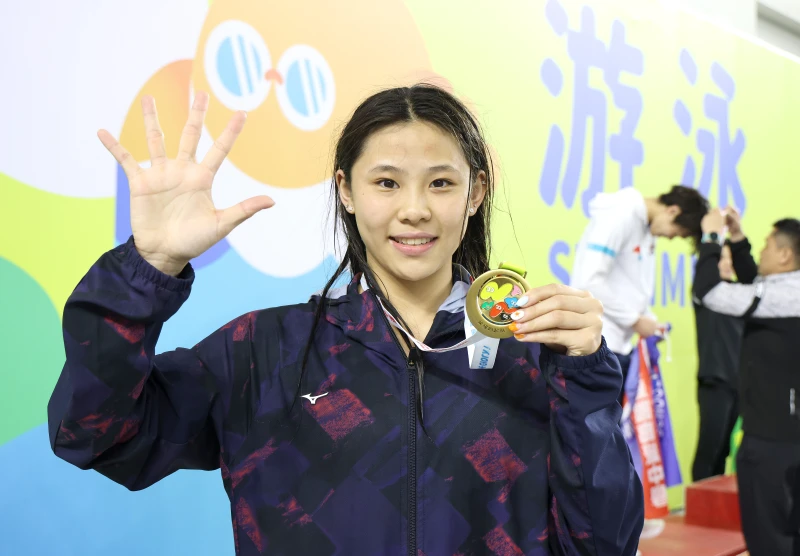 高雄市高師大附中李佳勳游泳高女組100公尺蛙式奪金完成5連霸。大會提供