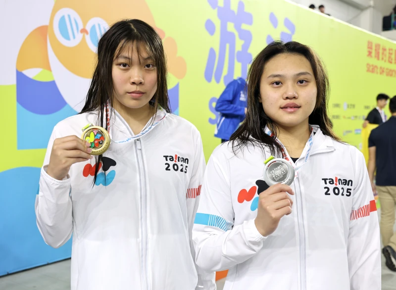 臺南市新豐高中洪渝姍(左)與臺南女中李姵萱，包辦游泳高女50公尺蝶式金銀牌。大會提供