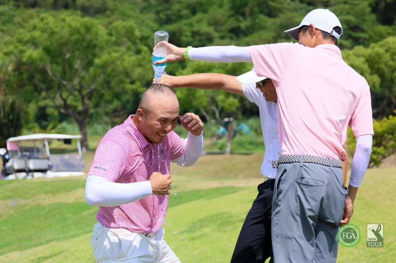 王勝暉最後一洞逆轉拿下冠軍好友開心潑水慶祝。Tpga／林聖凱攝影