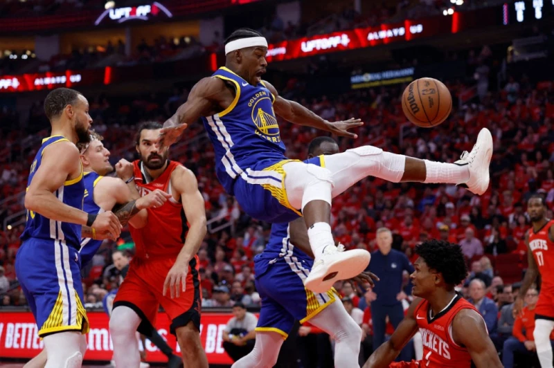 火箭湯普森（Amen Thompson）受到一陣推擠，結果不小心撞倒在空中的巴特勒（Jimmy Butler）造成骨盆挫傷退場。法新社