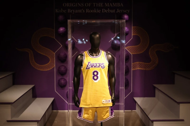 NBA傳奇球星科比布萊恩（Kobe Bryant）1996年代表洛杉磯湖人隊初登場的實戰球衣以700萬美元（約2.2億台幣）天價成交。法新社