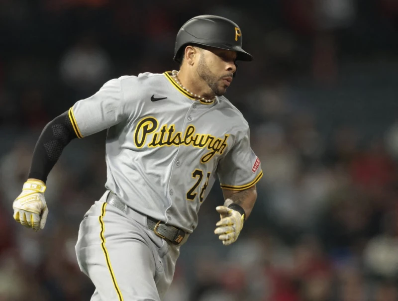 海盜外野手凡姆（Tommy Pham）守備時對球迷做出不雅手勢。法新社