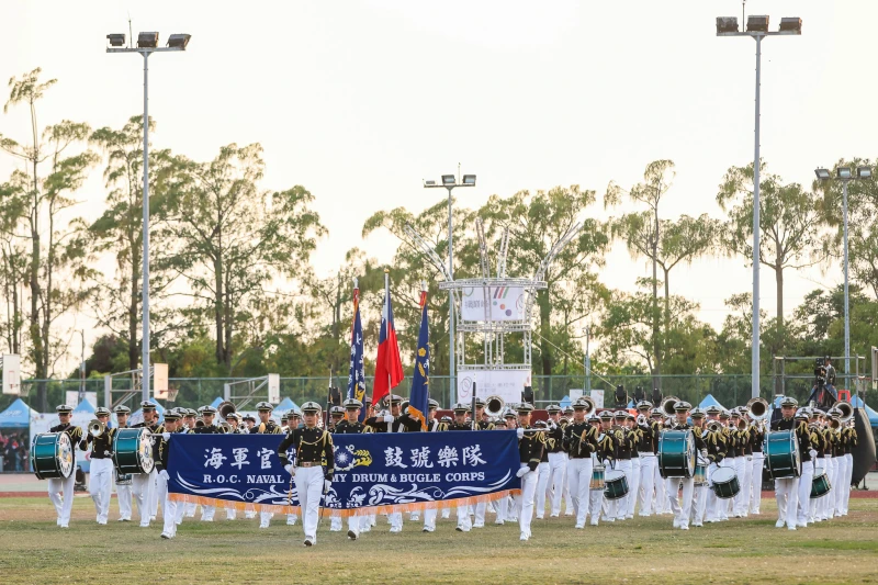 壓軸登場的中國海軍官校樂儀隊則以整齊劃一的操演、隊形變化與燈光特效，向所有選手致上最高敬意。長榮大學114全大運執辦提供