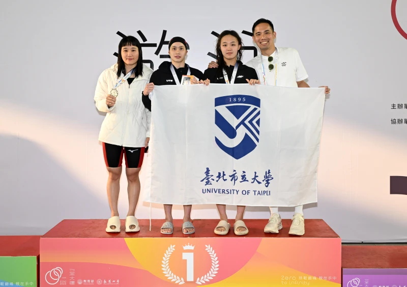 北市大教練也是前奧運國手許志傑(右)特別欣賞劉姵吟(左2)的認真。長榮大學114全大運執辦提供