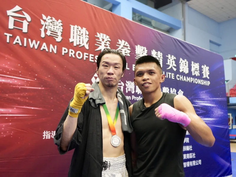 台港拳王賴主恩(右)、袁文俊,今天在臺北市青年盃暨全國職業拳擊菁英錦標賽對決。台灣職業拳擊協會提供