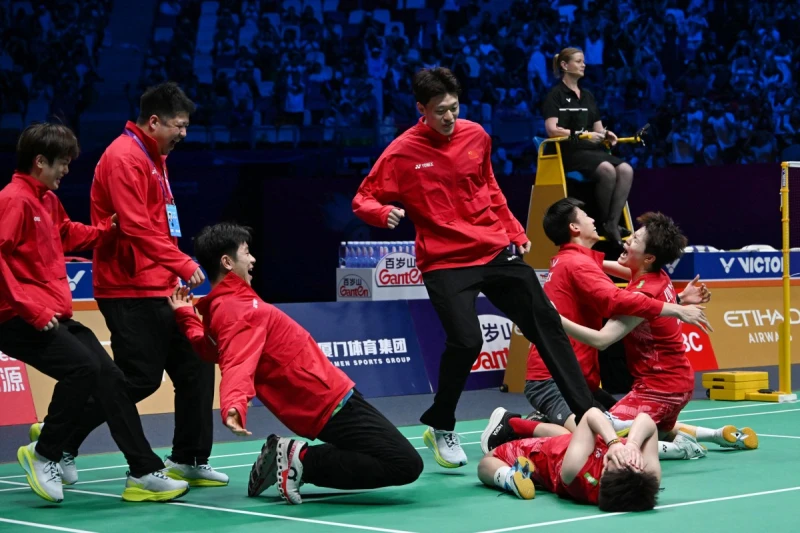 中國隊獲勝後全體衝進場內慶祝。法新社