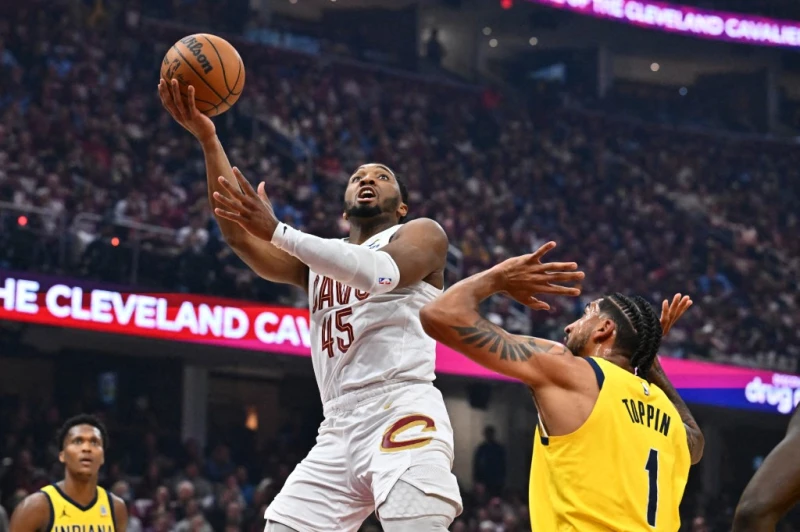 騎士當家球星米歇爾(Donovan Mitchell)本戰雖攻下33分,連8場季後賽G1得分超過30分。法新社
