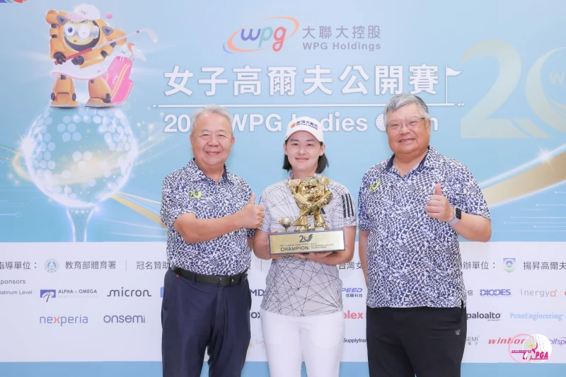 大聯大控股張蓉崗執行長(左)及大聯大女子高爾夫公開賽賽事總指揮陳國源(右)與冠軍選手李旻合影。Tlpga提供／葉勇宏攝
