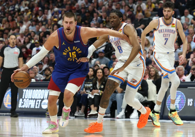 「小丑」約基奇(Nikola Jokic,左)本戰遭到重兵嚴防,有3項數據創季後賽生涯新低。法新社
