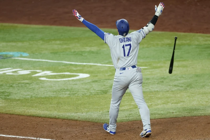 大谷翔平開轟甩棒高舉雙手。法新社