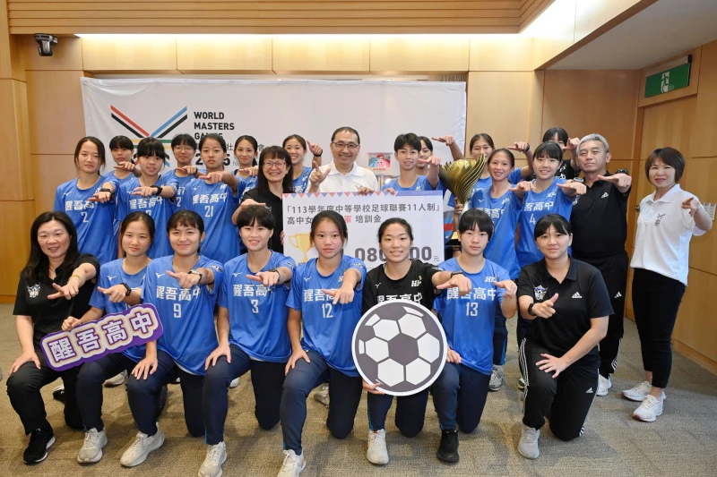 新北醒吾高中在全國中學足球聯賽高女組連霸冠軍 市府頒發108萬培訓金。新北市政府體育局提供