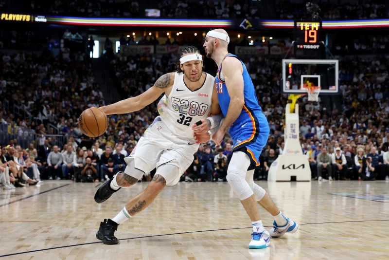戈登(Aaron Gordon,左)不幸左腿拉傷。法新社