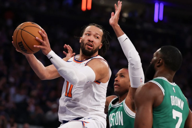 布朗森(Jalen Brunson,左)攻下23分、6籃板、6助攻。法新社