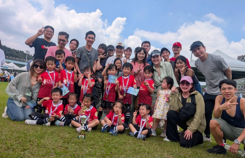 寶仁中班球員與家長在臺北市幼兒足球賽享受快樂的週末歡樂時光。臺北市體育局提供