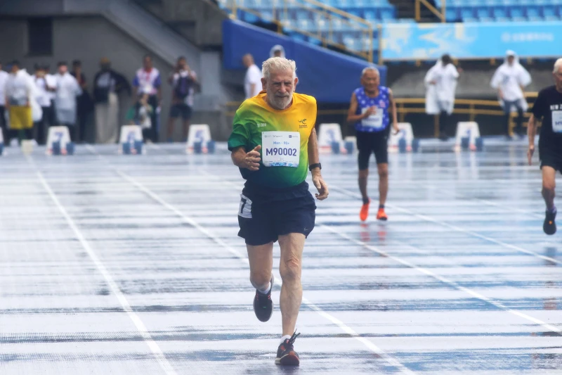 昆凌的爺爺Laurence Quinlivan 100公尺以21秒20完賽摘銀。大會提供
